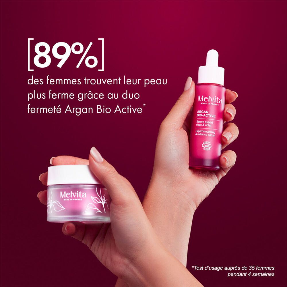 Mains tenant un flacon et un pot. Texte : 89% trouvent leur peau plus ferme. Melvita Argan Bio Active.