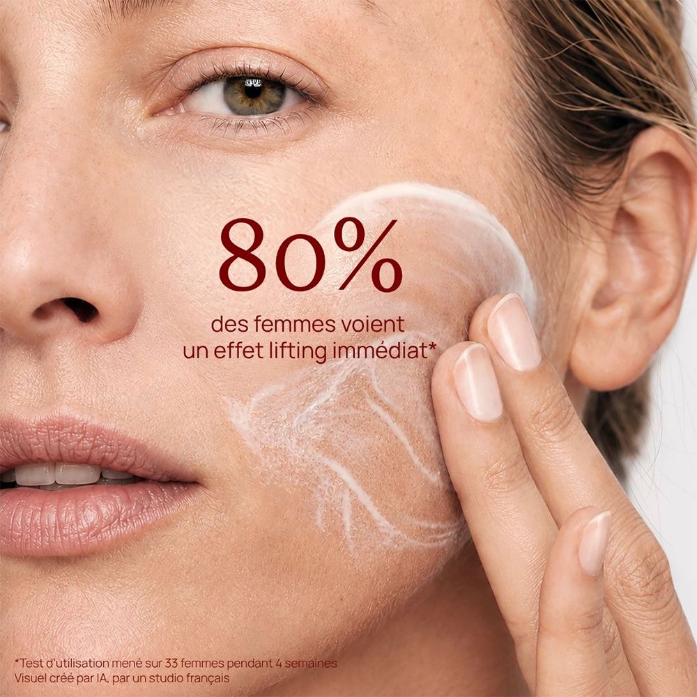 Une femme applique une crème sur son visage, 80% constatent un effet lifting.