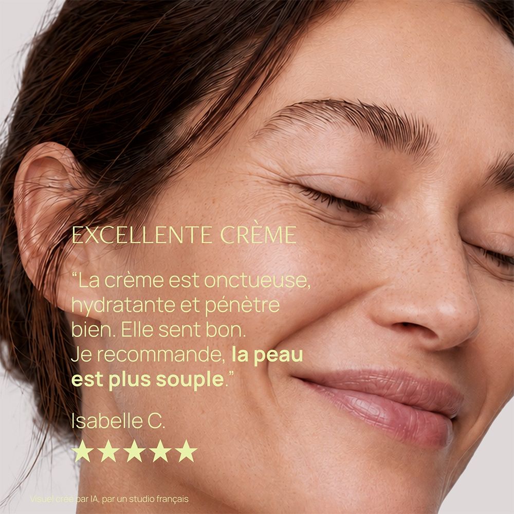 Une femme aux yeux fermés apprécie une crème pour le visage.