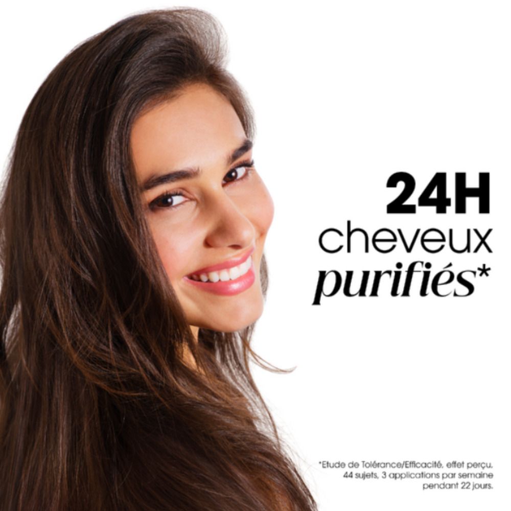 Femme aux cheveux bruns sourit. Texte: 24H cheveux purifiés.