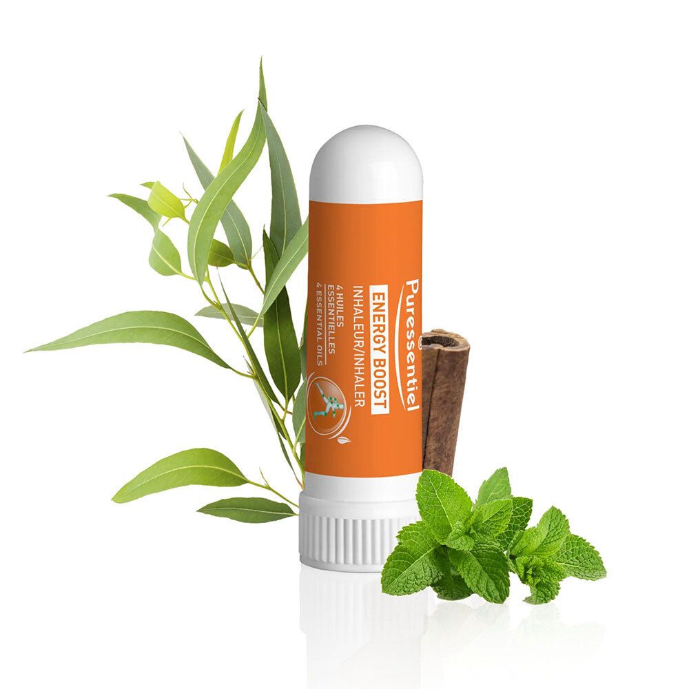 Un inhalateur avec un bouchon blanc et une section centrale orange, entouré d'eucalyptus, de menthe et de cannelle.