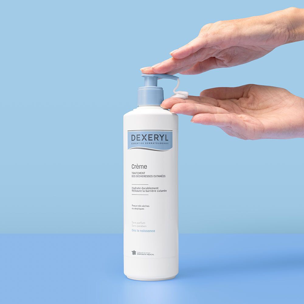 Une main actionne une pompe pour délivrer la crème Dexeryl sur l'autre main.