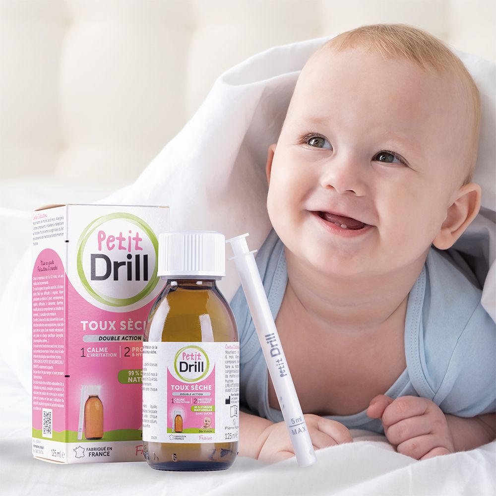 Bébé avec flacon et boîte Petit Drill. Flacon et pipette. Bébé souriant.