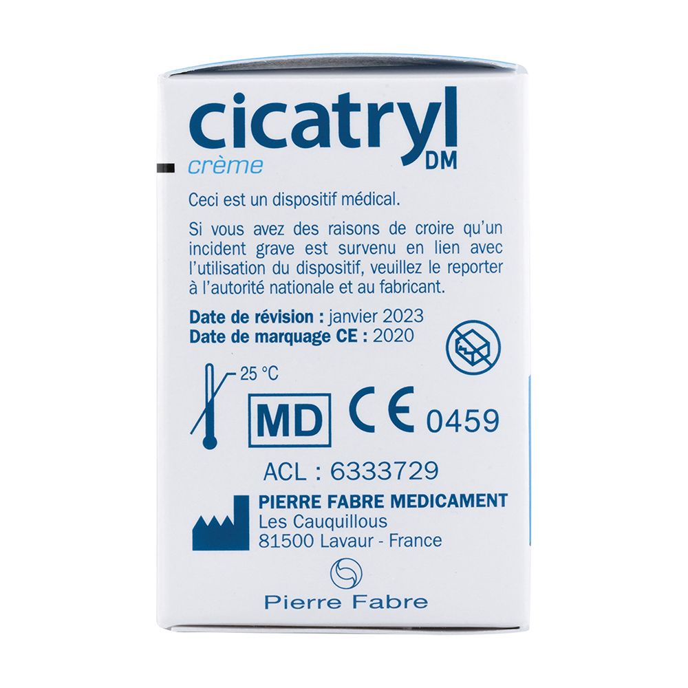 Côté de la boîte de crème CICATRYL. Texte : 'Ceci est un dispositif médical'. Marquage CE. Adresse du fabricant.