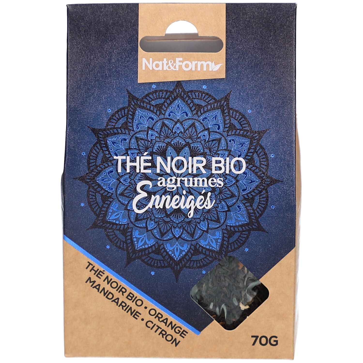 Boîte en carton avec motif mandala bleu. Texte: Thé noir bio Agrumes enneigés, 70g. Marque: Nat&Form. Sachet de thé visible.