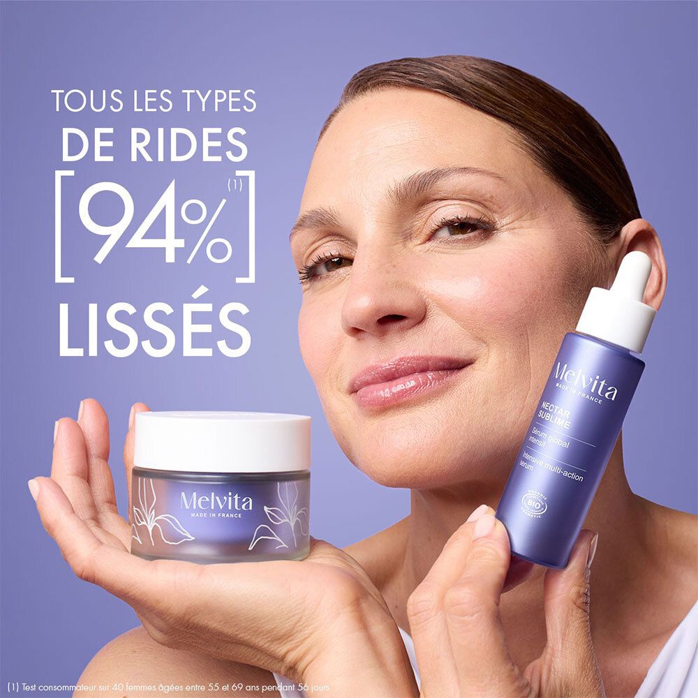 Femme tenant crème et sérum. Texte : 94% de rides lissées. Logo Melvita sur crème et sérum.