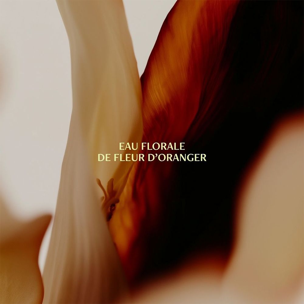 Représentation abstraite de pétales de fleur d'oranger symbolisant le parfum du produit.