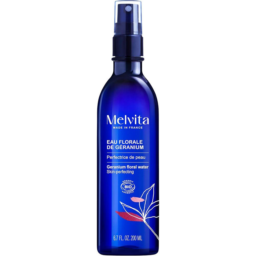 Eau florale de géranium Melvita dans un flacon pulvérisateur bleu avec étiquette et motif floral.