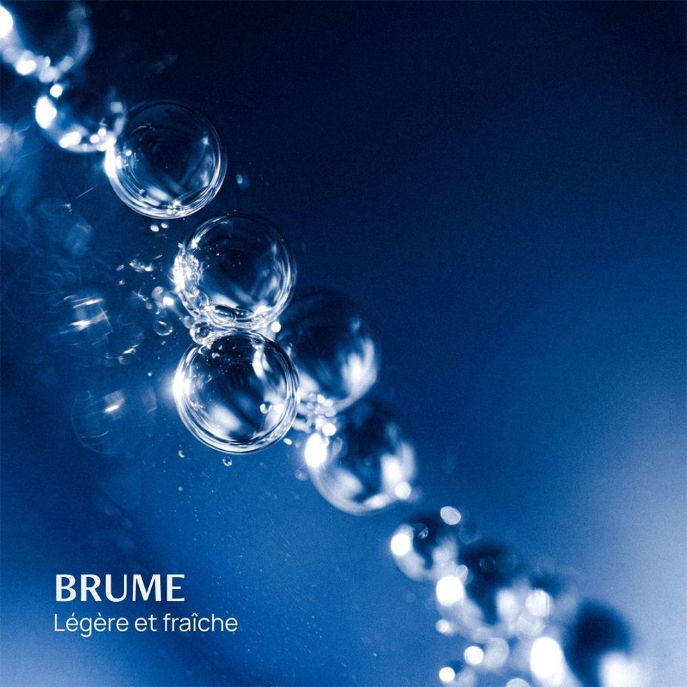 Gouttes d'eau sur fond bleu, texte : BRUME Légère et fraîche.