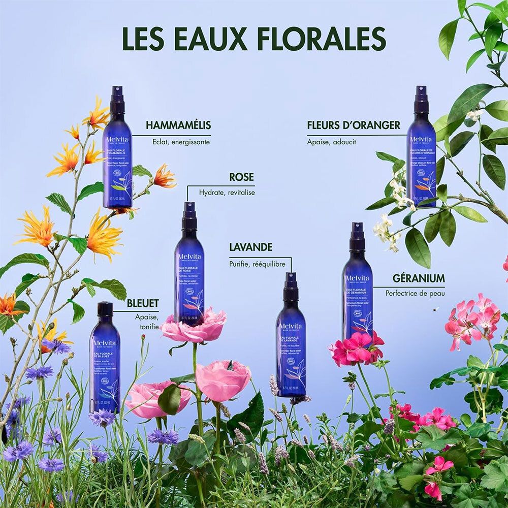 Différents flacons spray bleus avec des fleurs. Texte: Hamamélis, Rose, Lavande, Bleuet, Fleurs d'oranger, Géranium. Melvita.