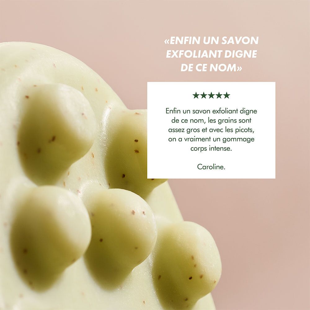 Gros plan sur savon à billes. Texte: Enfin un savon exfoliant digne de ce nom. Citation et 5 étoiles.
