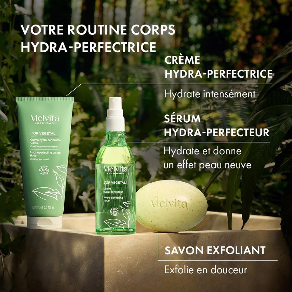Ensemble de produits : MELVITA L'Or Végétal Body Cream, spray, savon. Inscriptions : Crème Hydra-Perfectrice, Sérum Hydra-Perfecteur, Savon exfoliant.