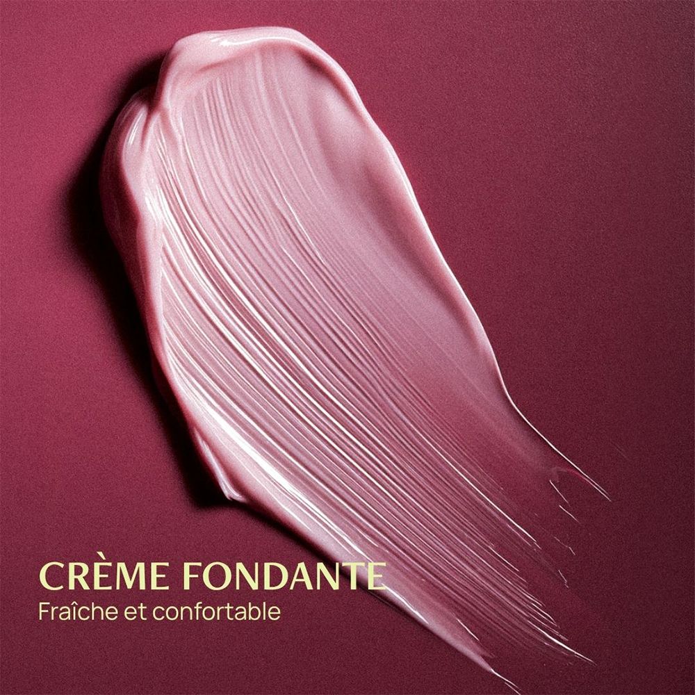 Une texture crémeuse avec des lignes fines sur un fond sombre.