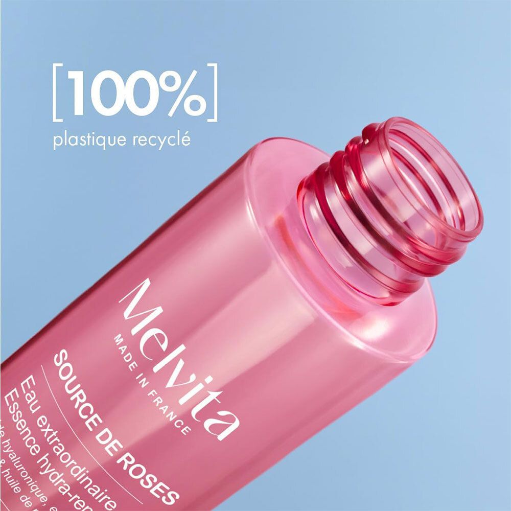 Flacon d'essence de rose avec bouchon blanc. Texte: 100% plastique recyclé.