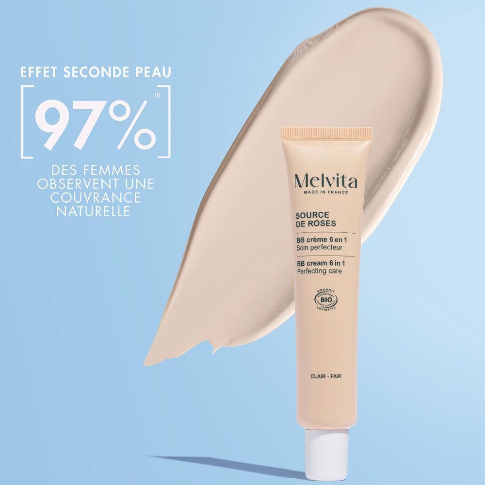 Tube de BB Cream et exemple de texture. 97% des femmes observent une couvrance naturelle. Fond bleu.