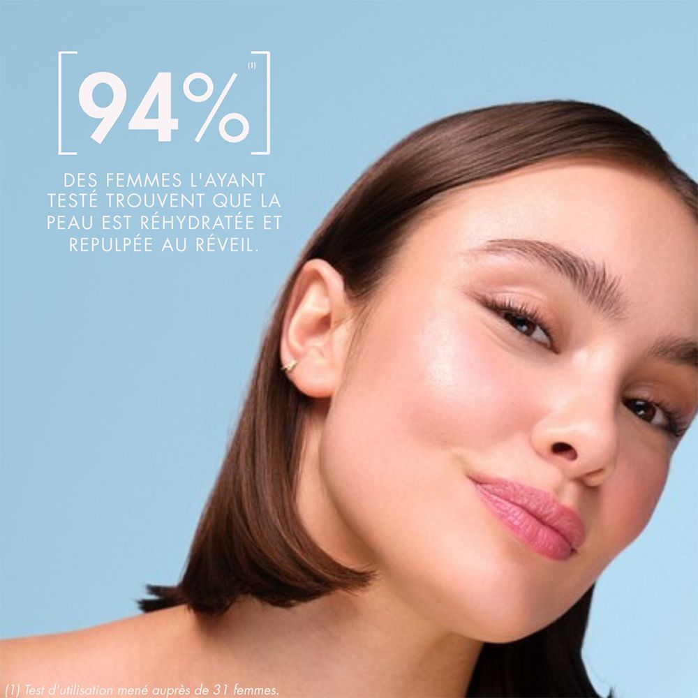 Femme à la peau lisse. Texte : 94% des femmes trouvent que la peau est réhydratée et repulpée. Fond bleu.