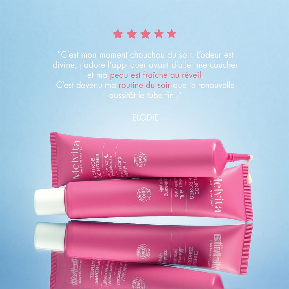 Trois tubes roses. Texte : Citation sur le produit. Fond bleu. Étoiles.