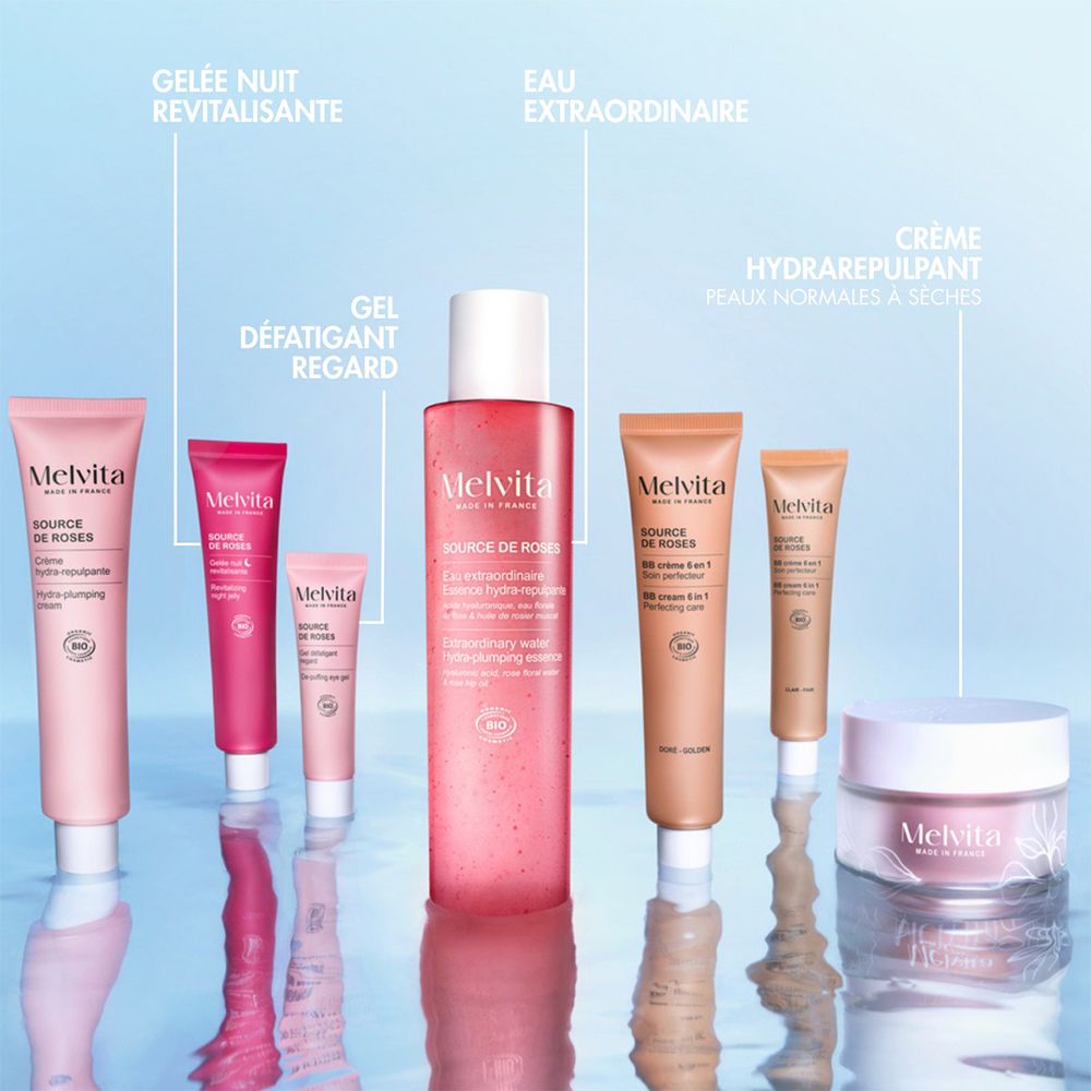 Différents produits Melvita. Tubes et pots roses et beiges. Texte : Gelée nuit revitalisante, Eau extraordinaire.