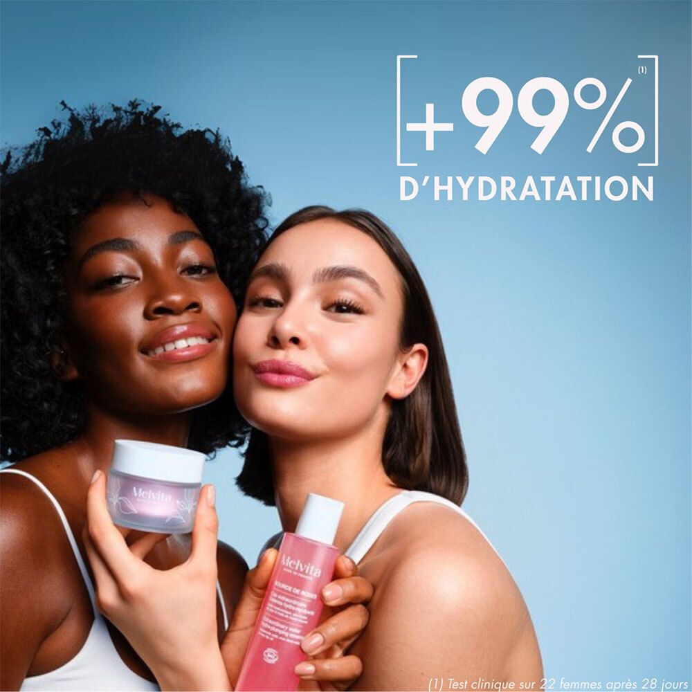 Deux femmes avec des produits. Pot de crème et flacon rose. Texte : +99% D'HYDRATATION.