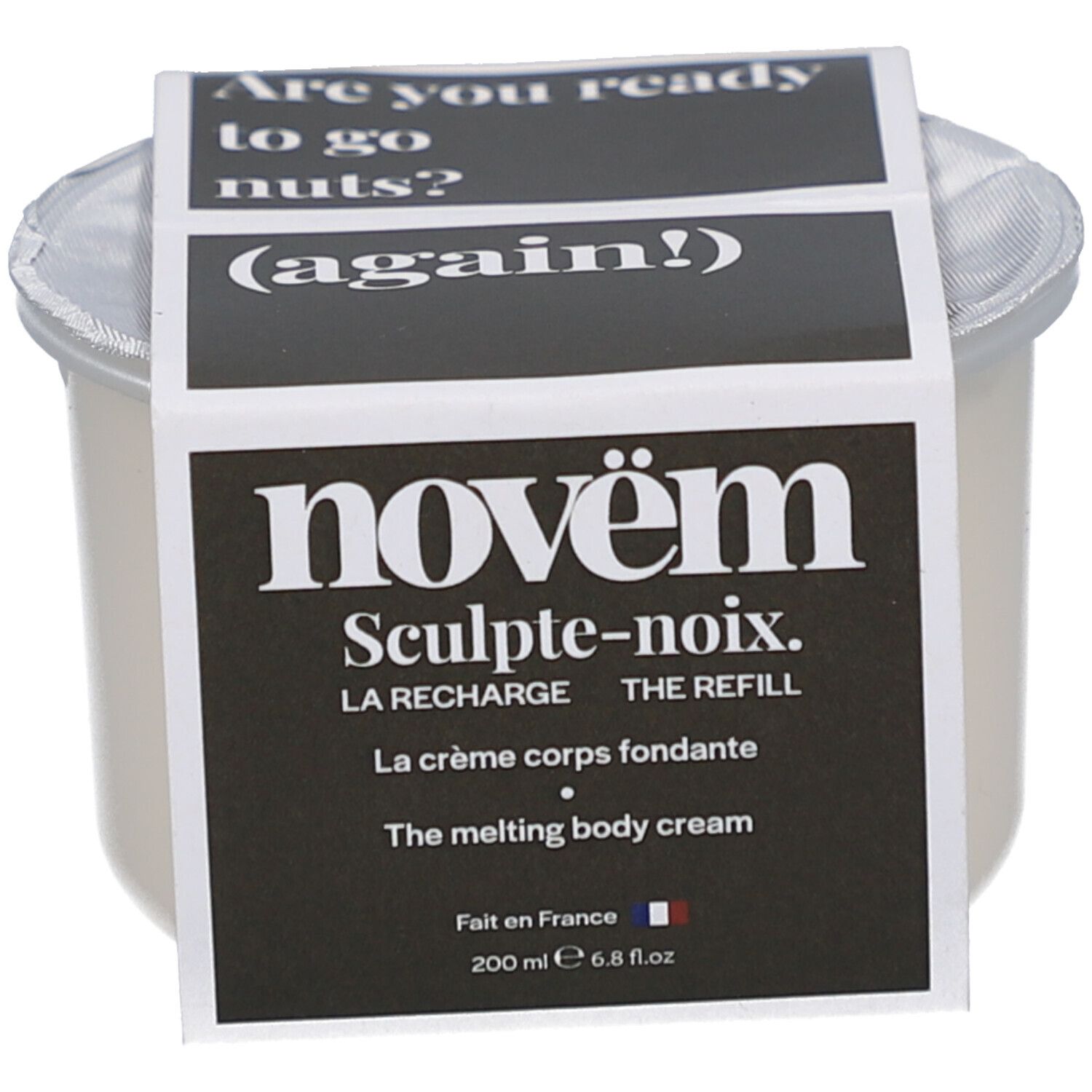 Récipient de crème avec étiquette. Étiquette avec texte: novëm, Sculpte-noix, La Recharge, The Refill, La crème corps fondante, The melting body cream.
