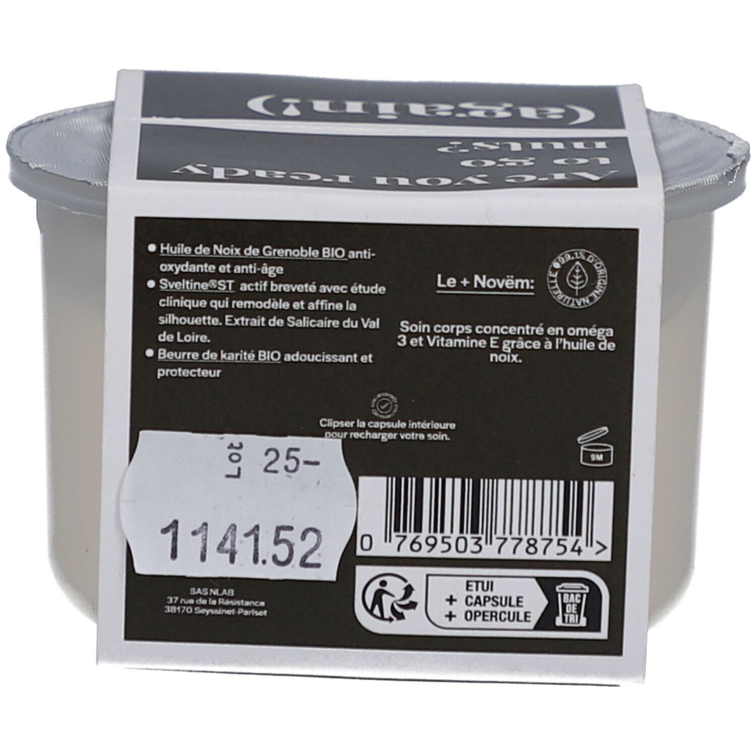 Récipient de crème avec étiquette. Étiquette avec texte et code-barres. Texte: novëm, Le + Novëm, Huile de Noix de Grenoble BIO.