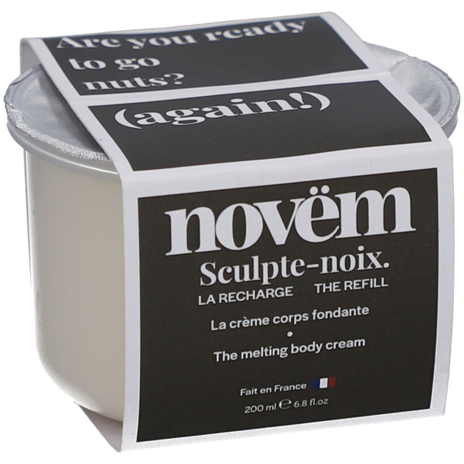 Récipient de crème avec étiquette. Étiquette avec texte: novëm, Sculpte-noix, La Recharge, The Refill, La crème corps fondante, The melting body cream.