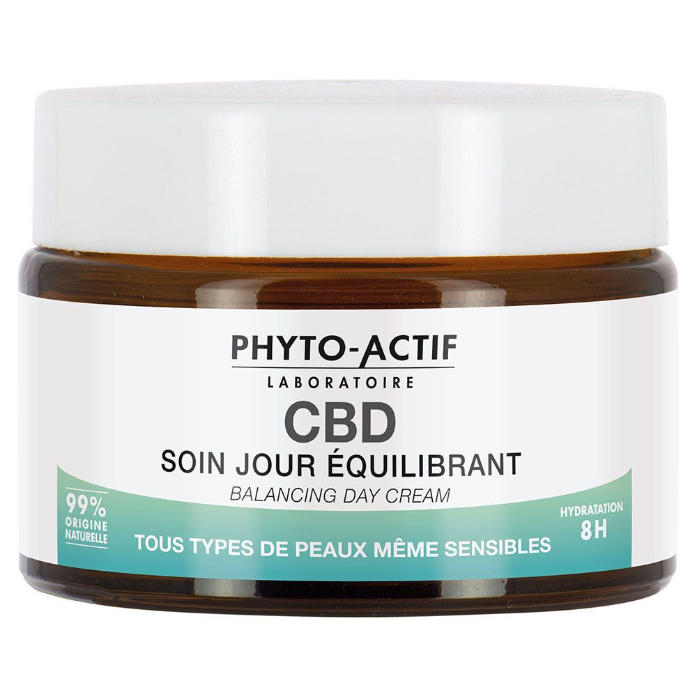 Pot crème marron avec couvercle blanc. Texte: PHYTO-ACTIF, CBD, Soin Jour Équilibrant. 99% Origine Naturelle, Hydratation 8H.
