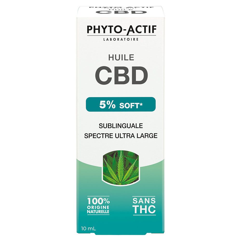 Boîte blanche avec impression du produit. Inscription : PHYTO-ACTIF Huile CBD 5% SOFT. Avec graphique de feuille de cannabis. 10 ml.