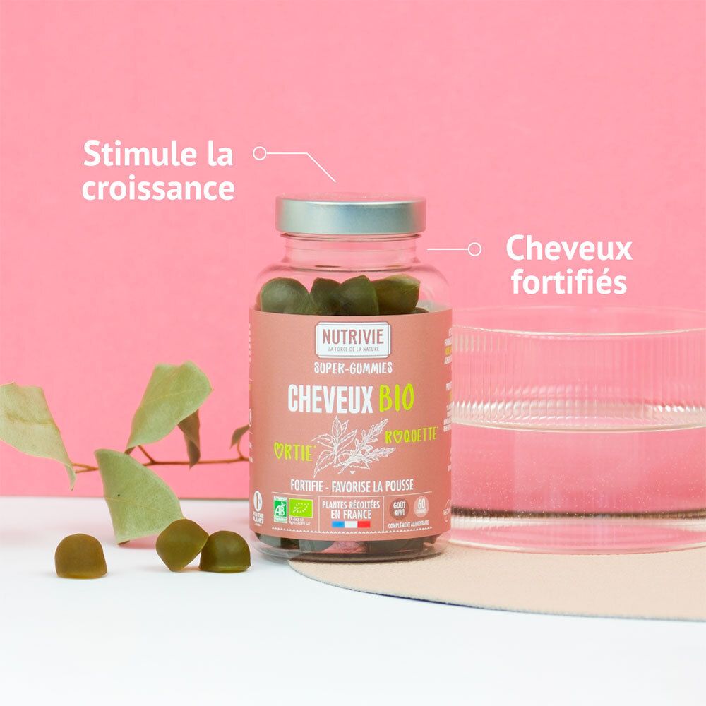 Nutrivie Cheveux Bio: Flacon à côté d'un verre, trois gummies, feuilles et texte "Stimule la croissance".