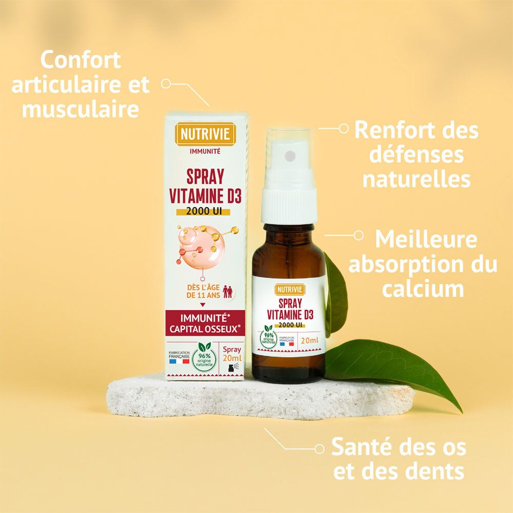 Spray Vitamine D3 2000 UI et sa boîte, présenté sur une pierre avec des feuilles.