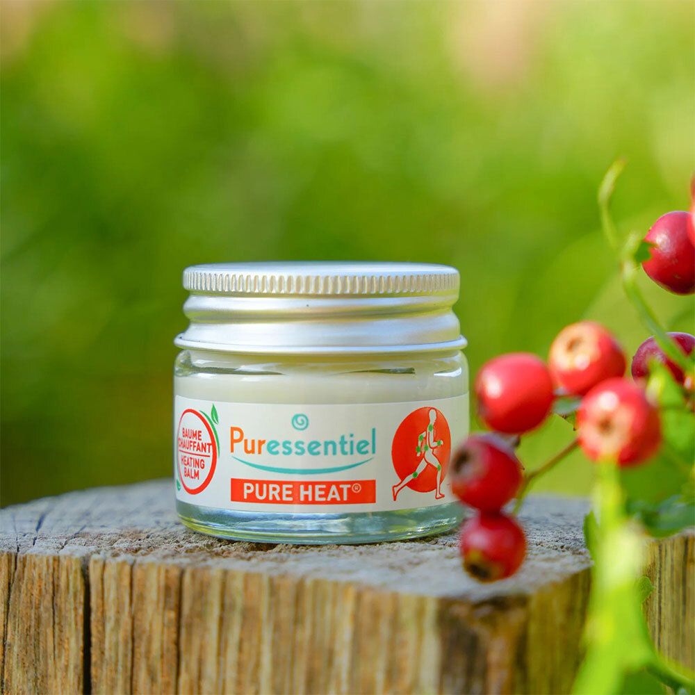 Puressentiel Baume Chauffant: Pot sur une souche, entouré de baies.