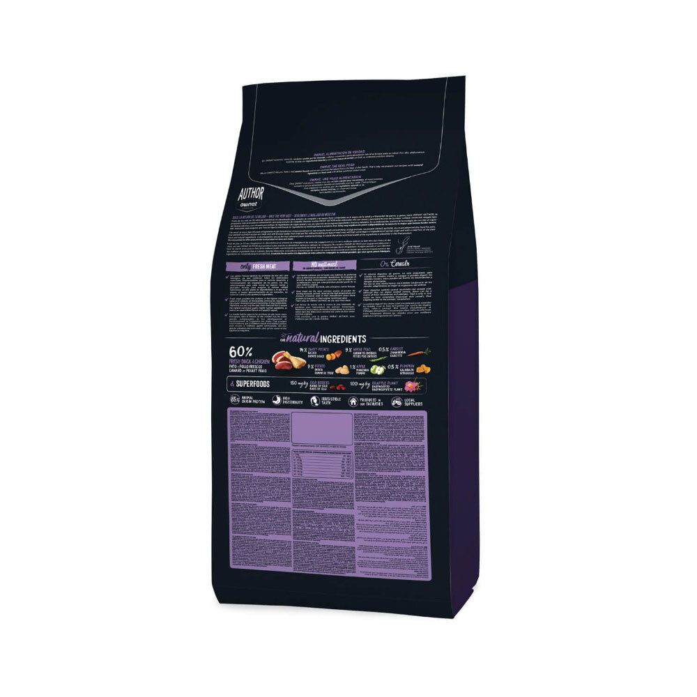 Dos du sac de nourriture pour chiens OWNAT. Contient des informations sur les ingrédients et la valeur nutritionnelle. Texte multilingue.