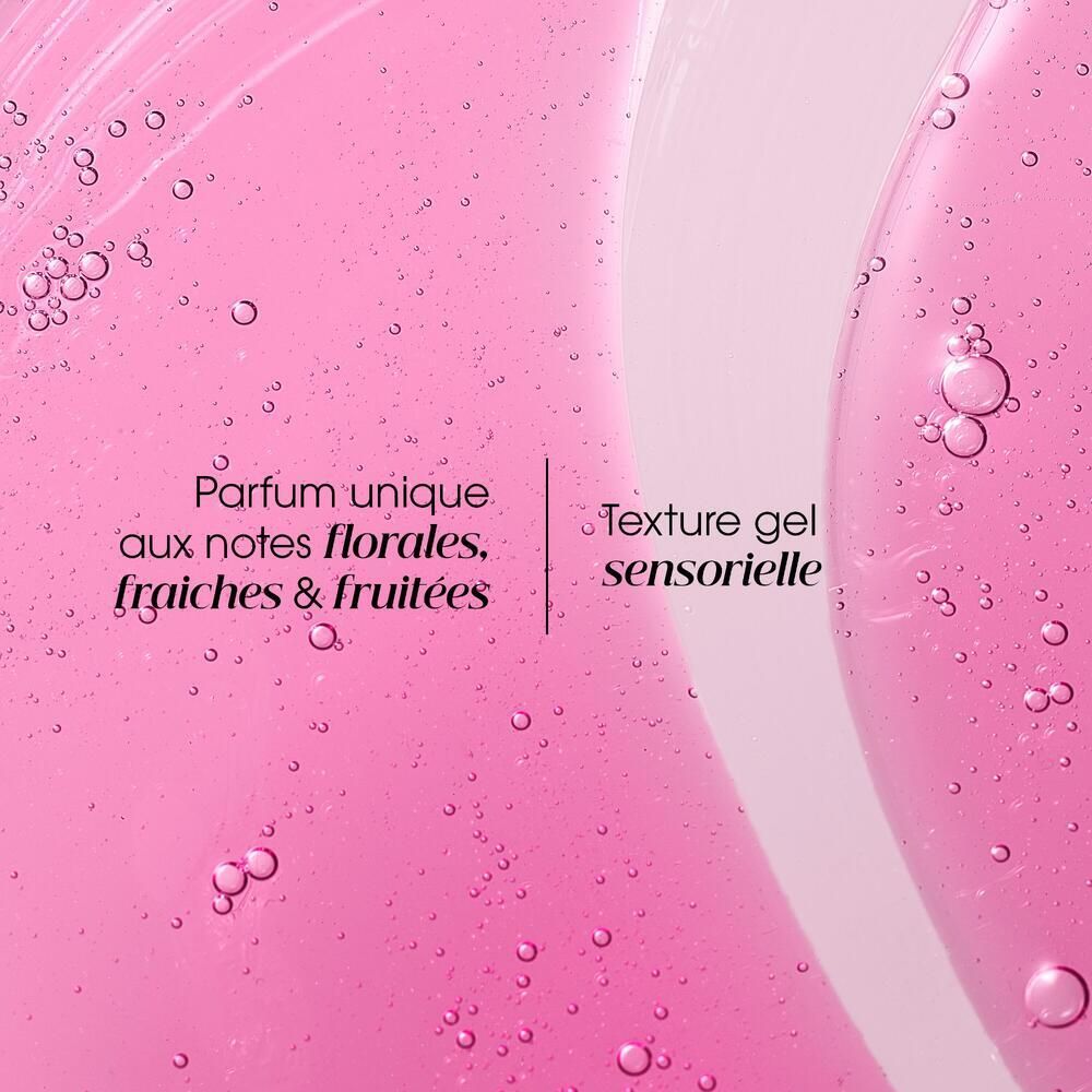 Gros plan d'un liquide rose avec des bulles. Texte : Parfum unique aux notes florales, fraîches et fruitées.