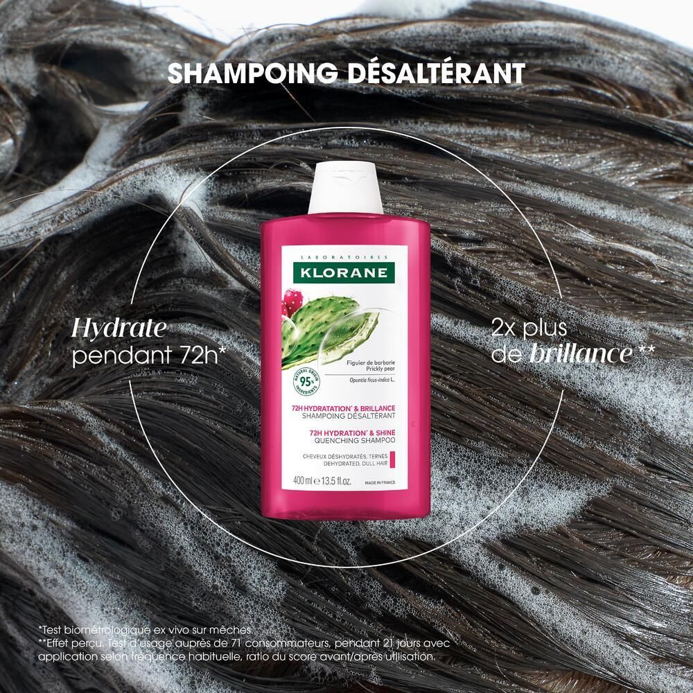 Flacon de shampooing Klorane sur cheveux mouillés. Texte : Hydratation 72h, 2x plus de brillance.