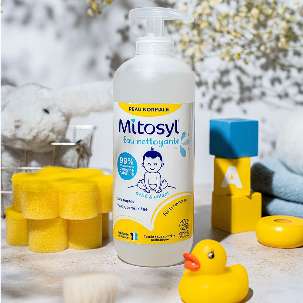 Flacon Mitosyl Eau nettoyante. Texte: 99% d'ingrédients d'origine naturelle. Certifié COSMOS ORGANIC. Illustration bébé. Décoration.