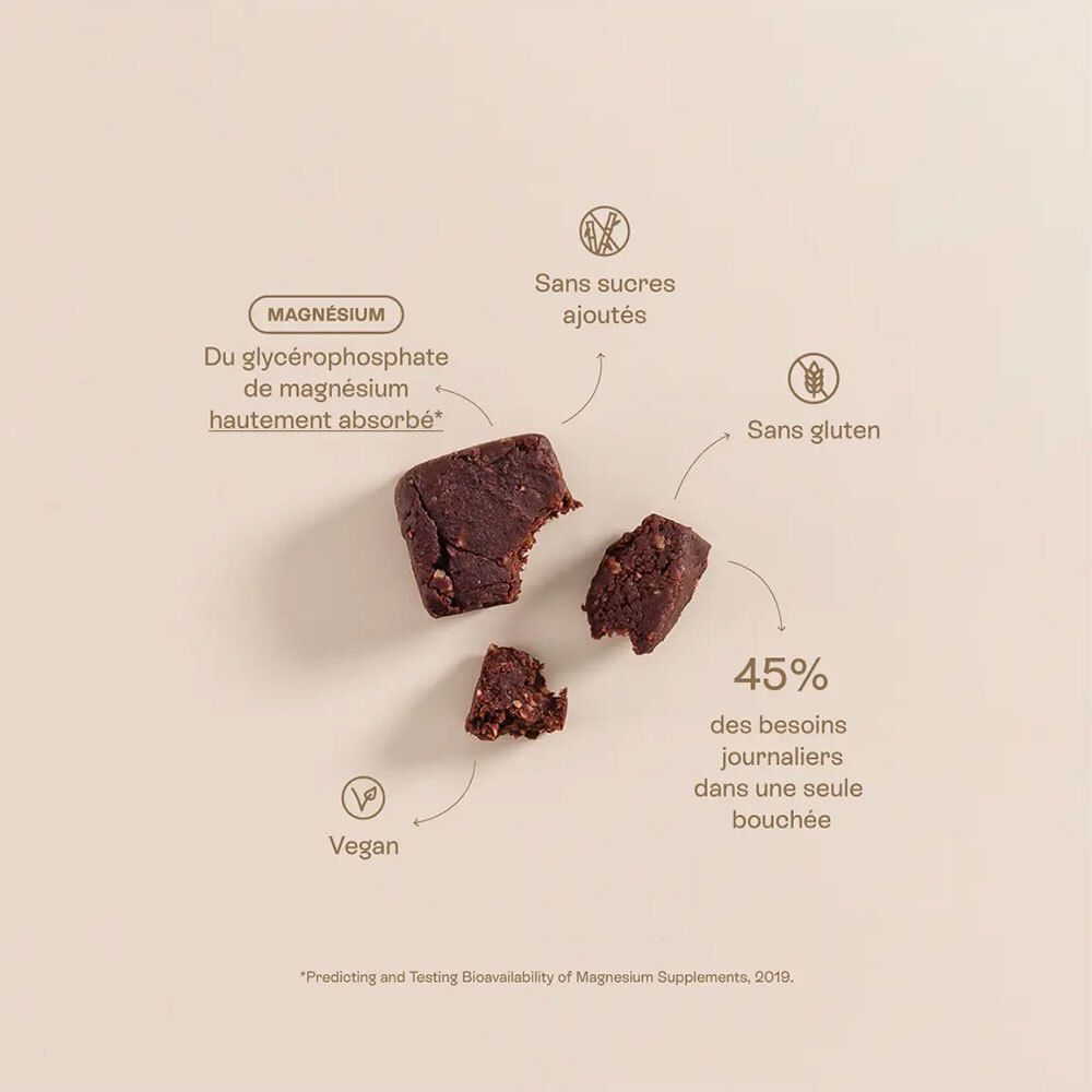 Snack brun, cassé. Texte : Magnésium, sans sucres ajoutés, sans gluten, végétalien, 45% des besoins quotidiens en une bouchée.
