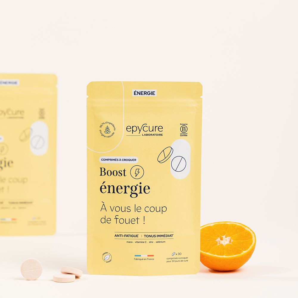 Sachet jaune avec nom et logo du produit. Comprimés et tranche d'orange à côté. Texte: Epycure, Boost énergie.
