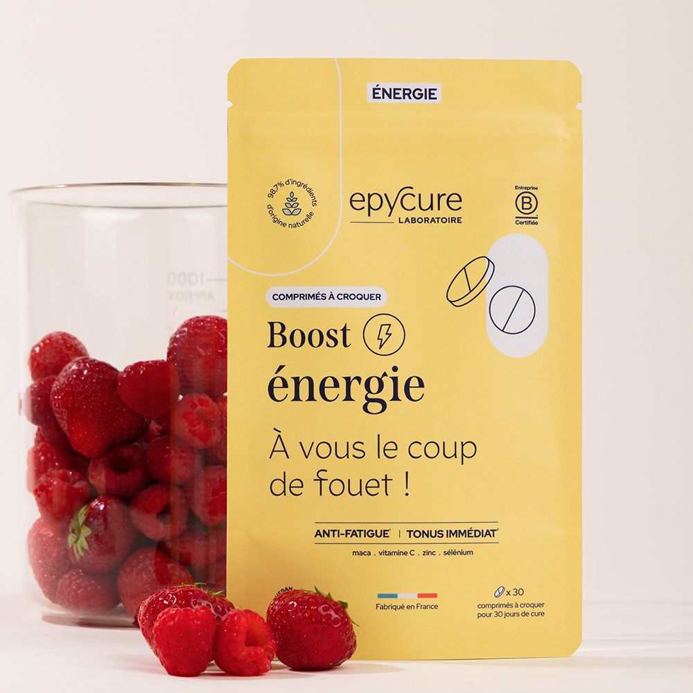 Sachet jaune avec nom et logo du produit. Fraises et un bécher à côté. Texte: Epycure, Boost énergie.