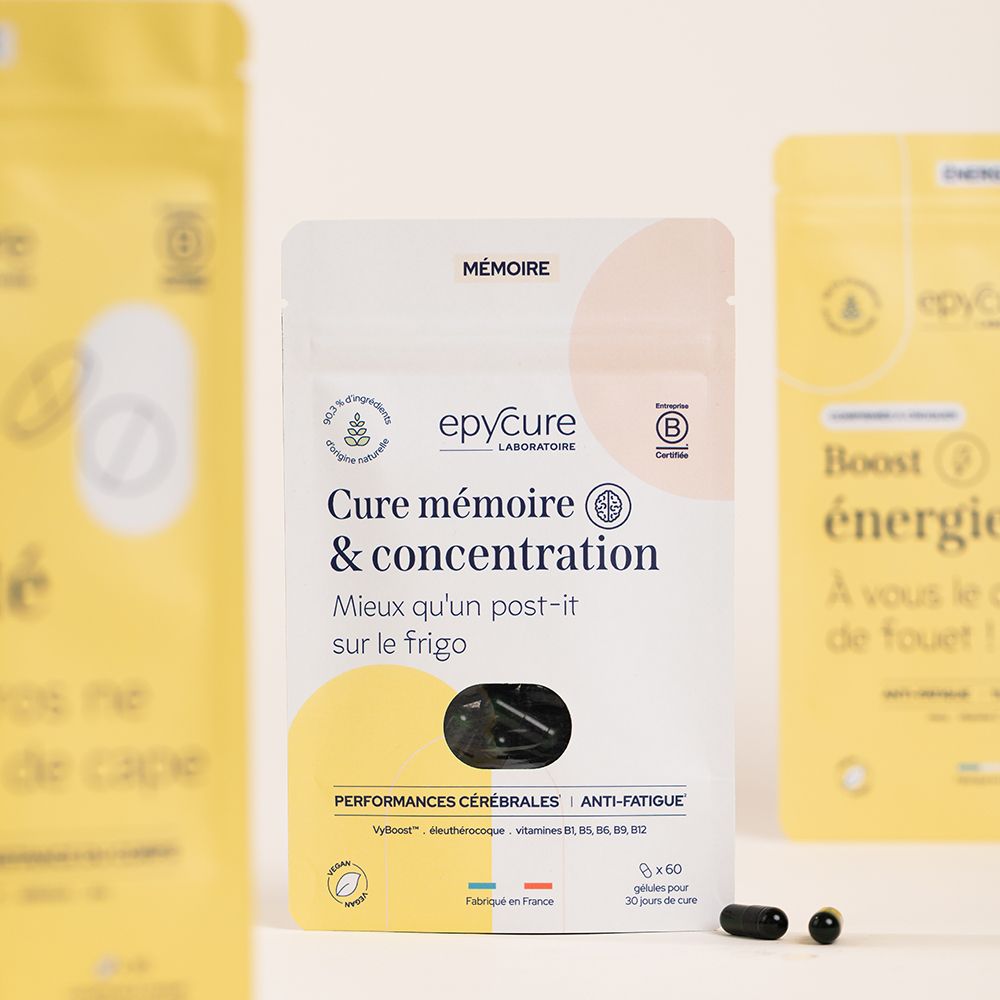 Plusieurs sachets avec gélules. Inscription: Cure mémoire & concentration, epyCure Laboratoire. Deux gélules à côté.