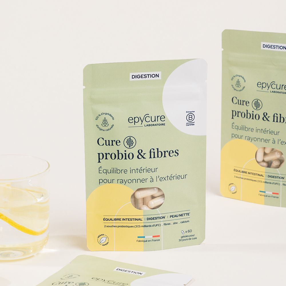 Plusieurs sachets de gélules Epycure Probio & Fibre Complex. Un verre d'eau avec du citron. Texte: Cure probio & fibres.