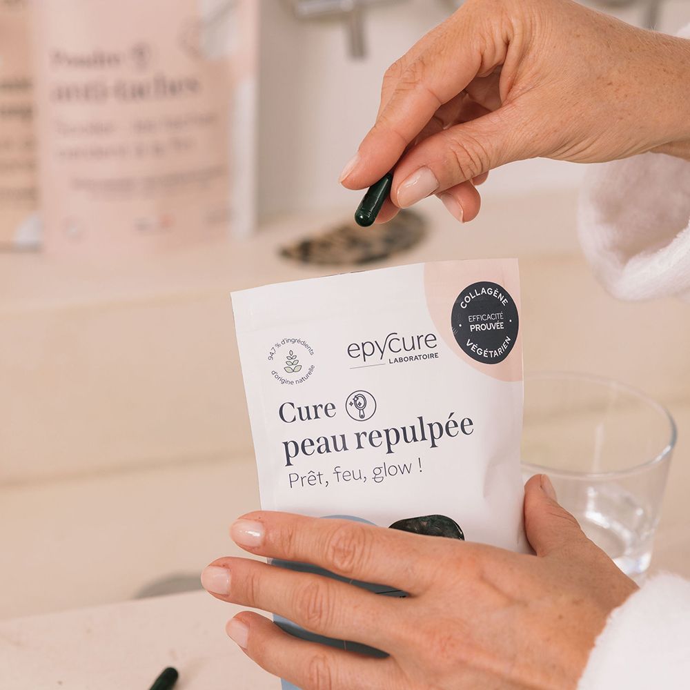 Mains tenant un sachet de gélules. Inscription: Cure peau repulpée, epycure. Certification collagène végétarien.