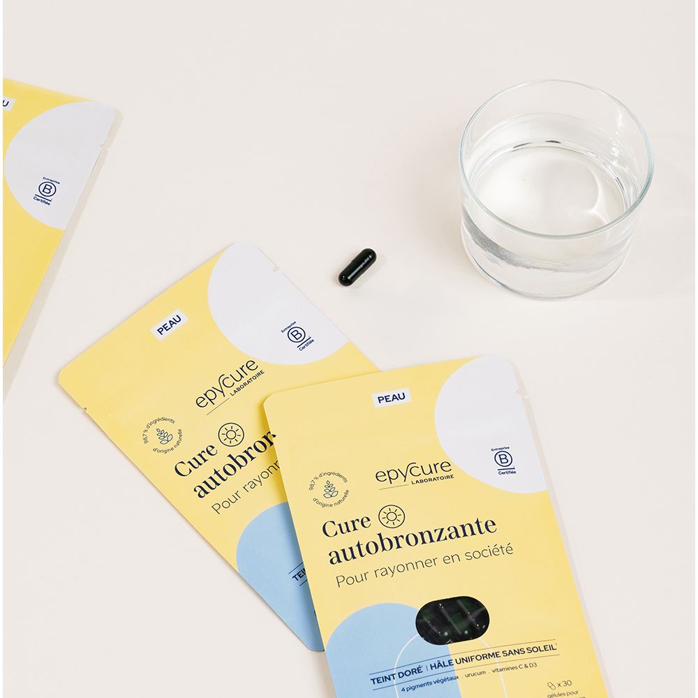 Deux sachets jaunes avec Cure autobronzante, un verre d'eau, une gélule.