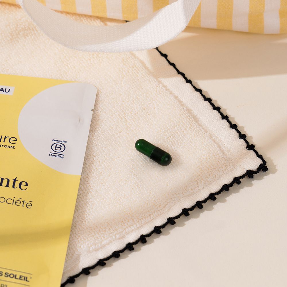 Sachet jaune, gélule, serviette. Inscription: Cure autobronzante.