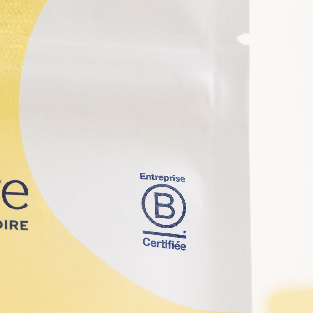 Gros plan sur le logo de certification sur l'emballage.