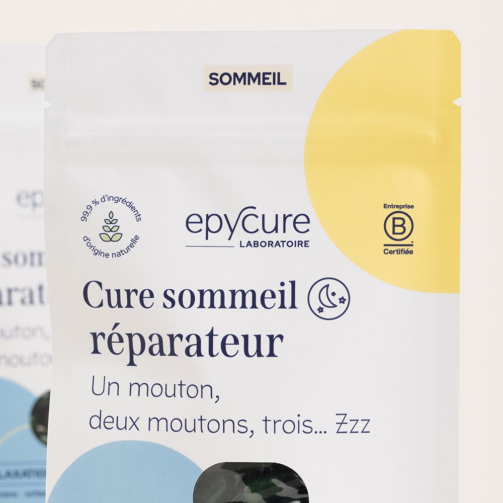 Gros plan sur l'emballage. Inscription: Cure sommeil réparateur. Marque: epycure. Label B Corp certifié. 99,9% d'ingrédients naturels.