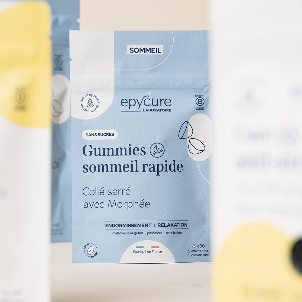 Plusieurs sachets bleus avec bonbons gélifiés. Inscription: GUMMIES SOMMEIL RAPIDE SANS SUCRES. Logo: epyCure.