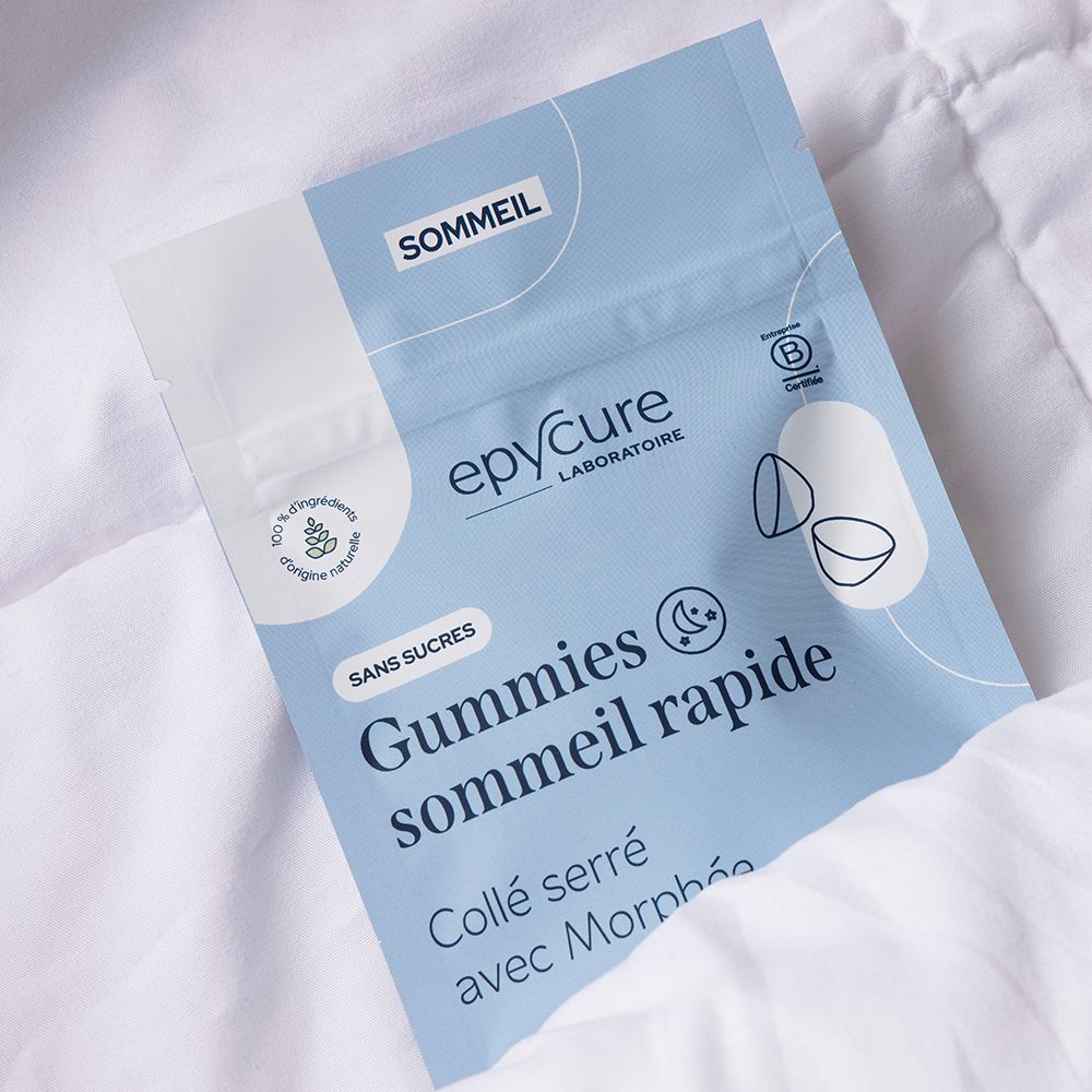 Sachet bleu avec bonbons gélifiés sur linge de lit blanc. Inscription: GUMMIES SOMMEIL RAPIDE SANS SUCRES. Logo: epyCure.