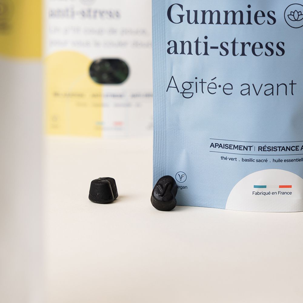 Deux gummies noirs à côté d'un sachet. Inscription: Gummies anti-stress sans sucres. Marque epyCure.