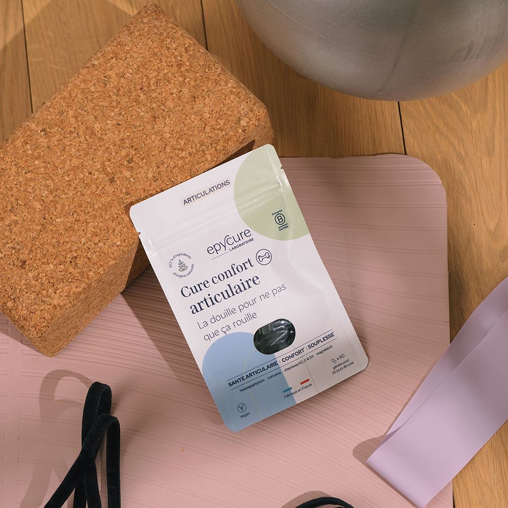 Emballage du produit sur tapis d'entraînement. À côté d'un bloc de liège et d'une bande de gymnastique.