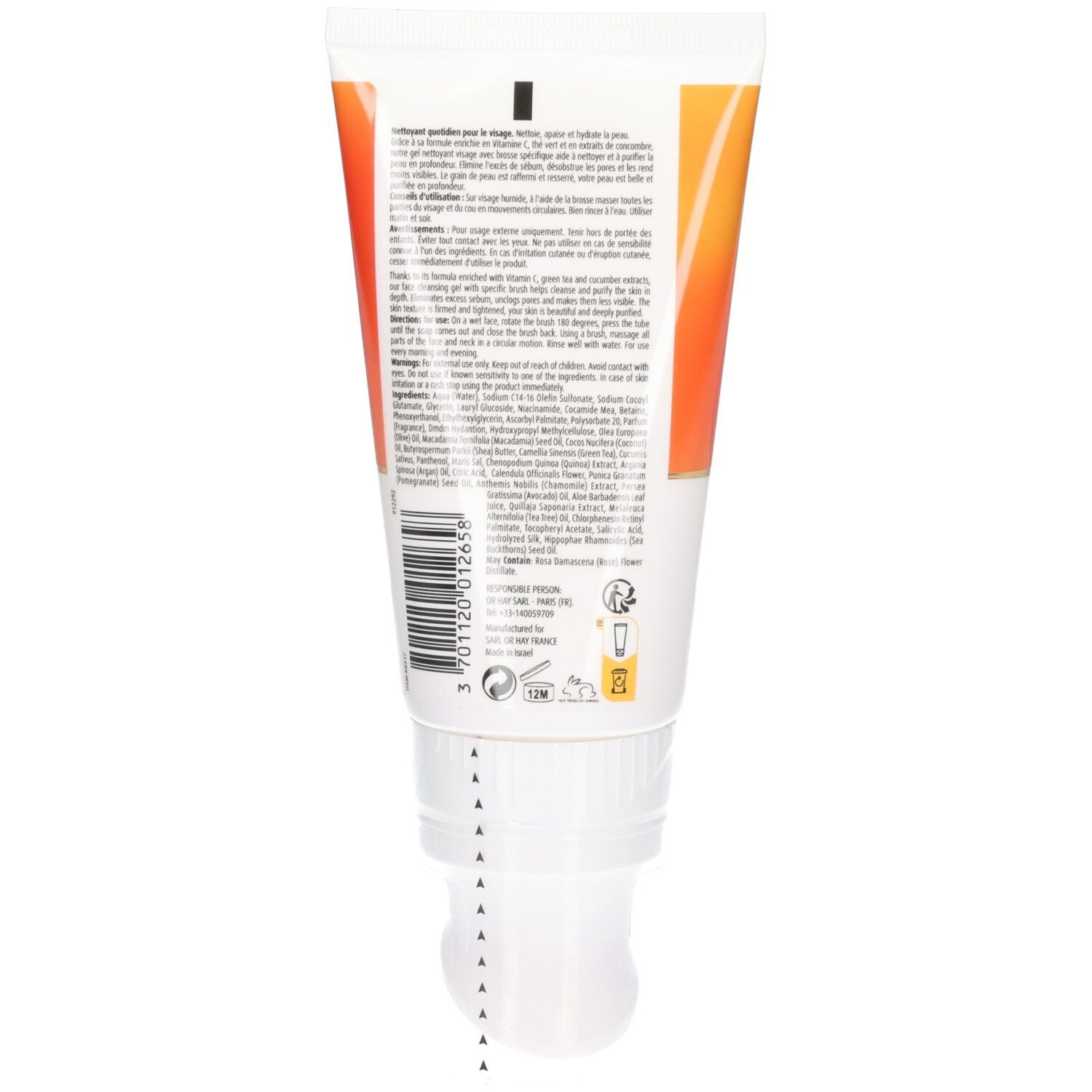 Arrière d'un tube de nettoyant visage à la Vitamine C, avec ingrédients et instructions.